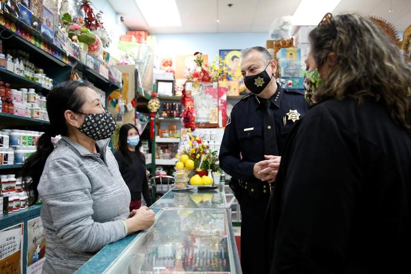 La policía y las comunidades de EE. UU. Luchan contra los delitos de odio contra los asiáticos