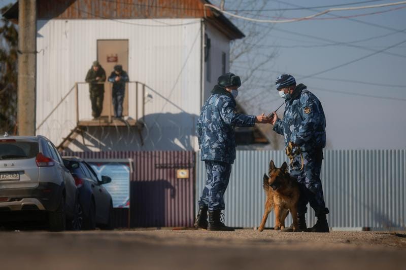 Rusia refuerza la seguridad en la prisión de Navalny antes de la protesta