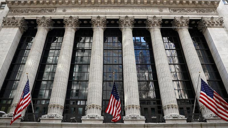 S&P cierra ligeramente al alza después de que las minutas de la Fed alimentan la vista de la tasa estable