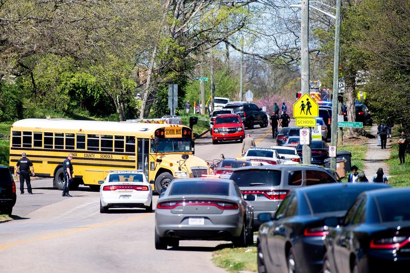 Un muerto, un oficial de policía herido en un tiroteo en Knoxville, Tennessee, escuela secundaria