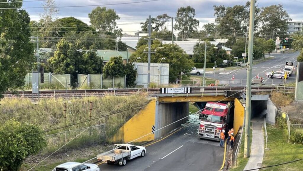 Camión de transporte Lindsay atascado debajo del puente ferroviario de Corinda