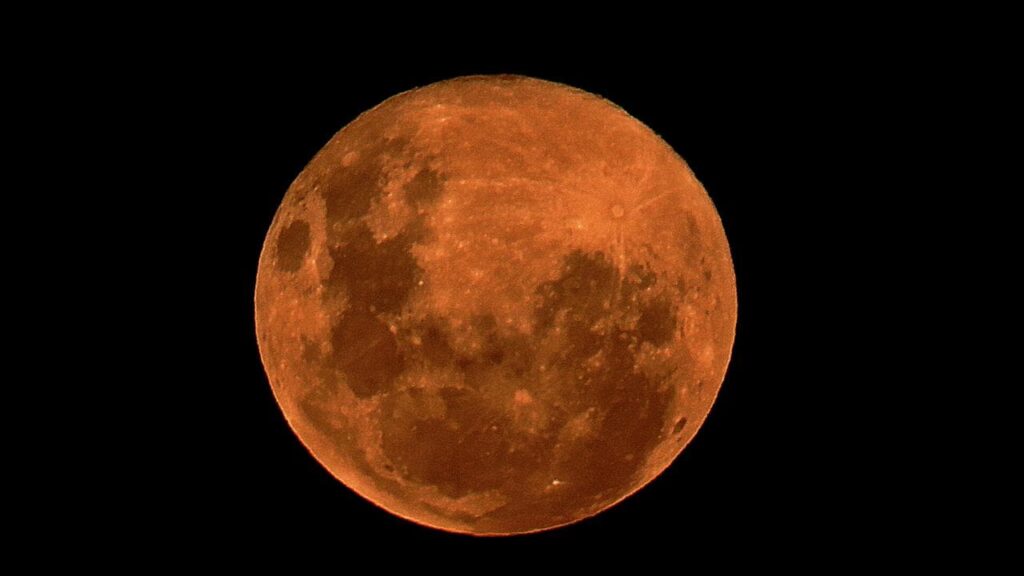 La superluna 'rosa' brilla en los cielos australianos