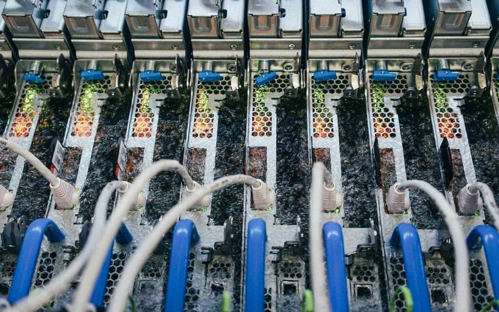 Le liquide utilisé pour le système de refroidissement par immersion biphasé bout à 50 °C. © Gene Twedt pour Microsoft