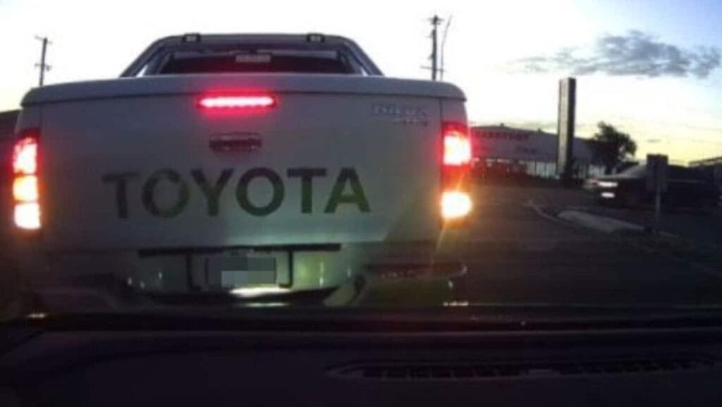 La cámara para salpicadero de Lamborghini captura la llamada cercana con Toyota HiLux en Melbourne