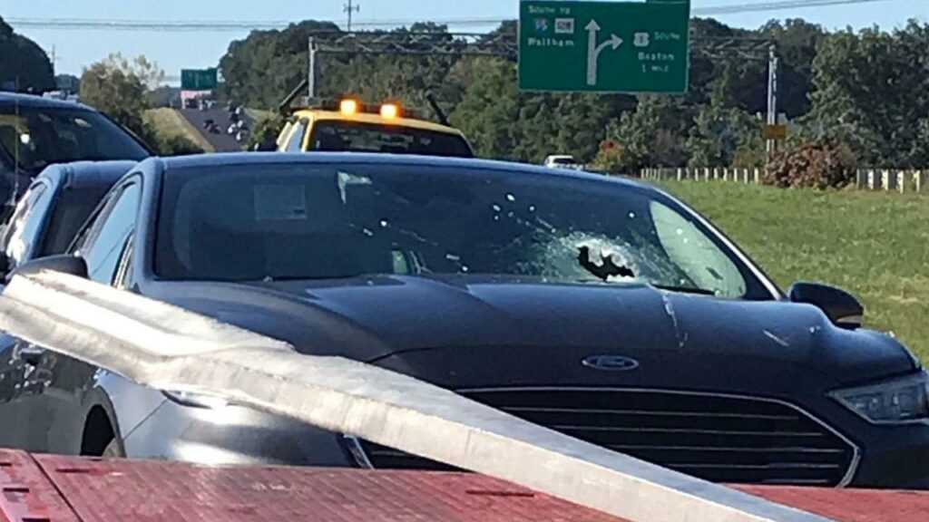 Hombre muerto cuando escombros perforan el parabrisas en un extraño accidente en la carretera