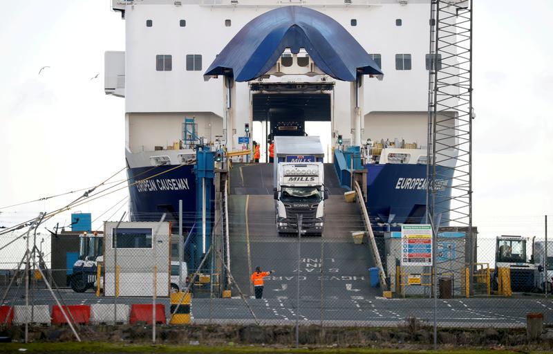 La UE propondrá flexibilizar los controles sobre el comercio británico con Irlanda del Norte