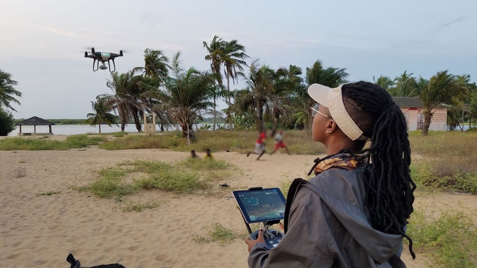 mujer volando drone