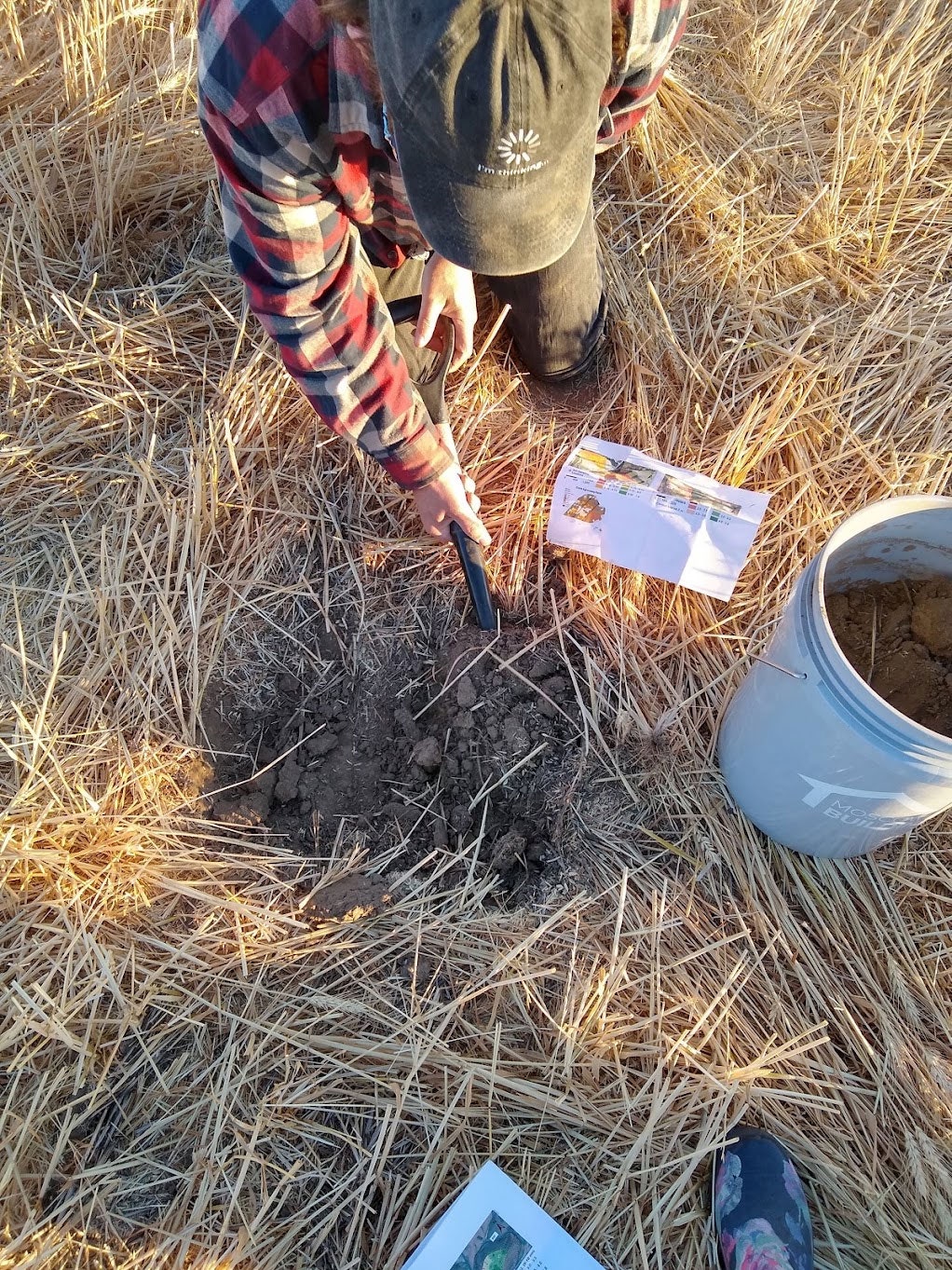 hombre cavando en el suelo de la granja