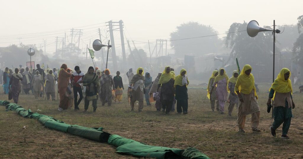 Farmers gather to mark the first anniversary of their protests on the outskirts of Delhi at Pakora Chowk near Tikri border, India, November 26, 2021. REUTERS/Anushree Fadnavis