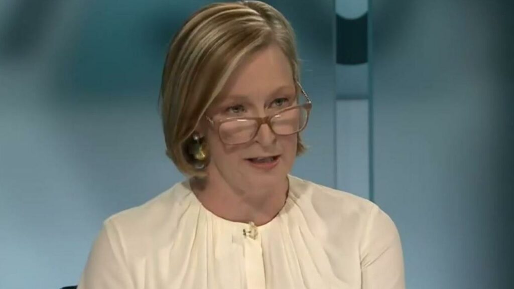 Leigh Sales interroga a Chris Bowen con una simple pregunta