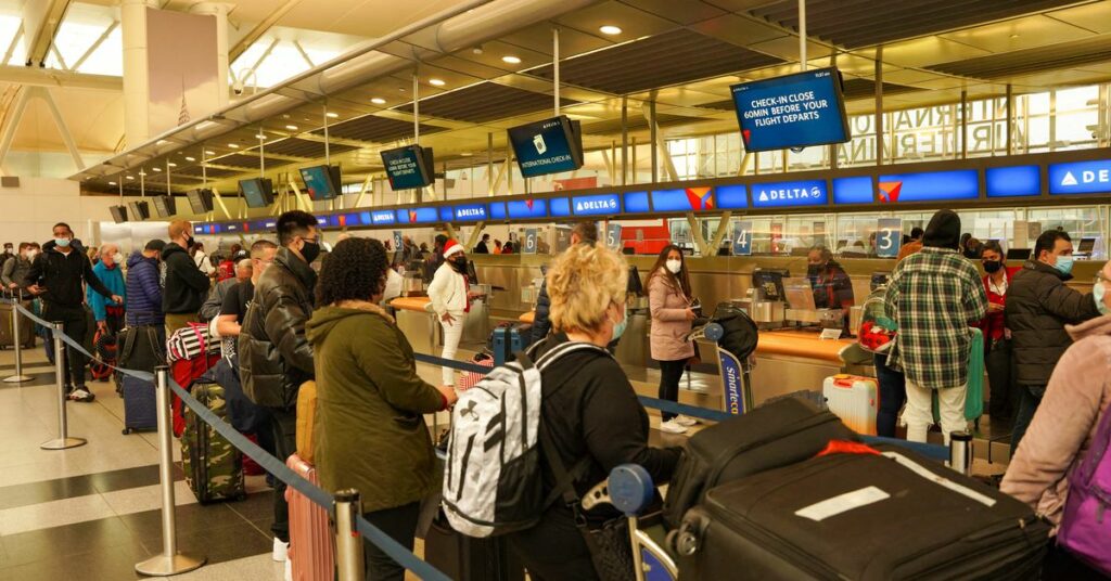 Travelers form lines outside the TSA security checkpoint during the holiday season as the new coronavirus disease (COVID-19) Omicron variant threatens to increase case numbers at Hartsfield-Jackson Atlanta International Airport in Atlanta, Georgia, U.S. December 22, 2021. REUTERS/Elijah Nouvelage/File Photo