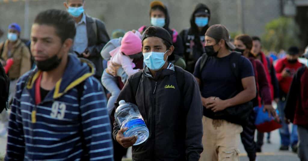 Cientos de migrantes con destino a Estados Unidos en caravana atrapados en la frontera con Guatemala