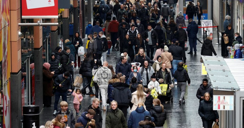 Los compradores del Reino Unido recortan el gasto de diciembre después de la juerga navideña anterior, Omicron