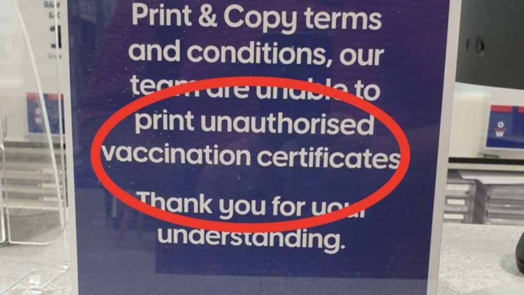 El letrero de Officeworks les dice a los clientes que no pueden usar impresoras para imprimir certificados de vacunación falsos