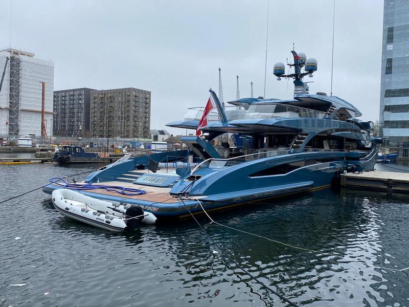 Reino Unido detiene superyate de propiedad rusa en Canary Wharf de Londres