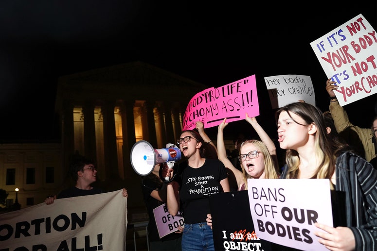 Manifestantes protestando frente a la Corte Suprema debido a la filtración del proyecto de decisión que anuló Roe v. Wade