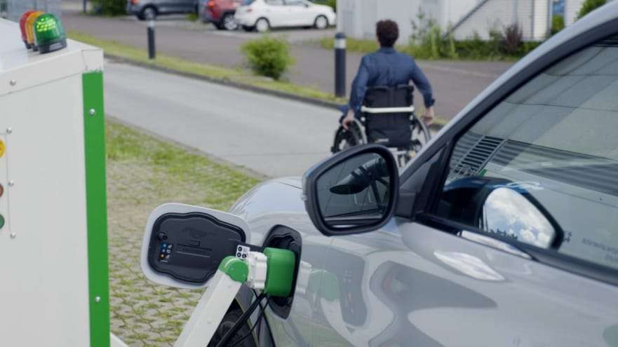 Durant la recharge automatique, le conducteur peut patienter dans ou en dehors de sa voiture. © Ford