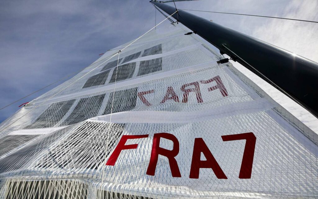 La voile solaire du voilier MG5 de Marc Guillemot. © Emmanuel Lafay