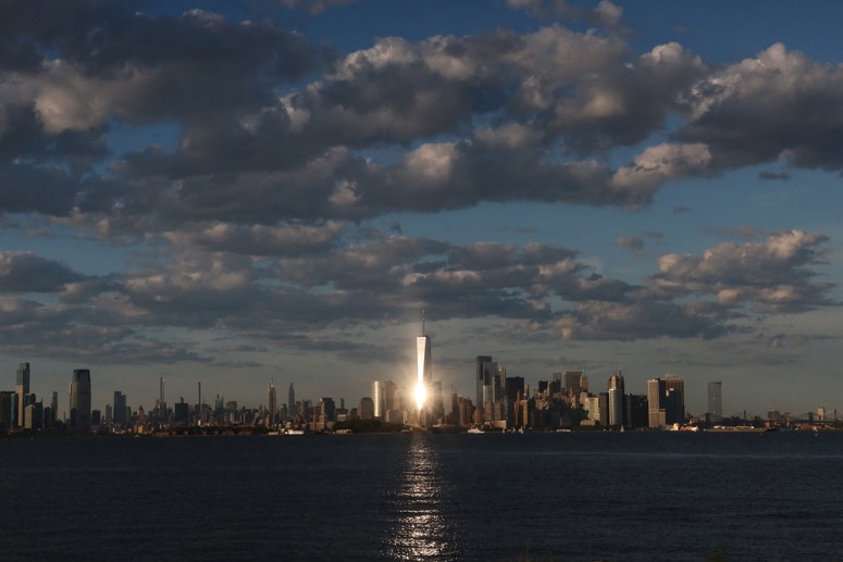 puesta de sol sobre el horizonte del bajo Manhattan