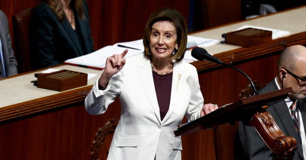 Pelosi apoya agregar la prohibición de dispositivos TikTok del gobierno a la ley de financiación