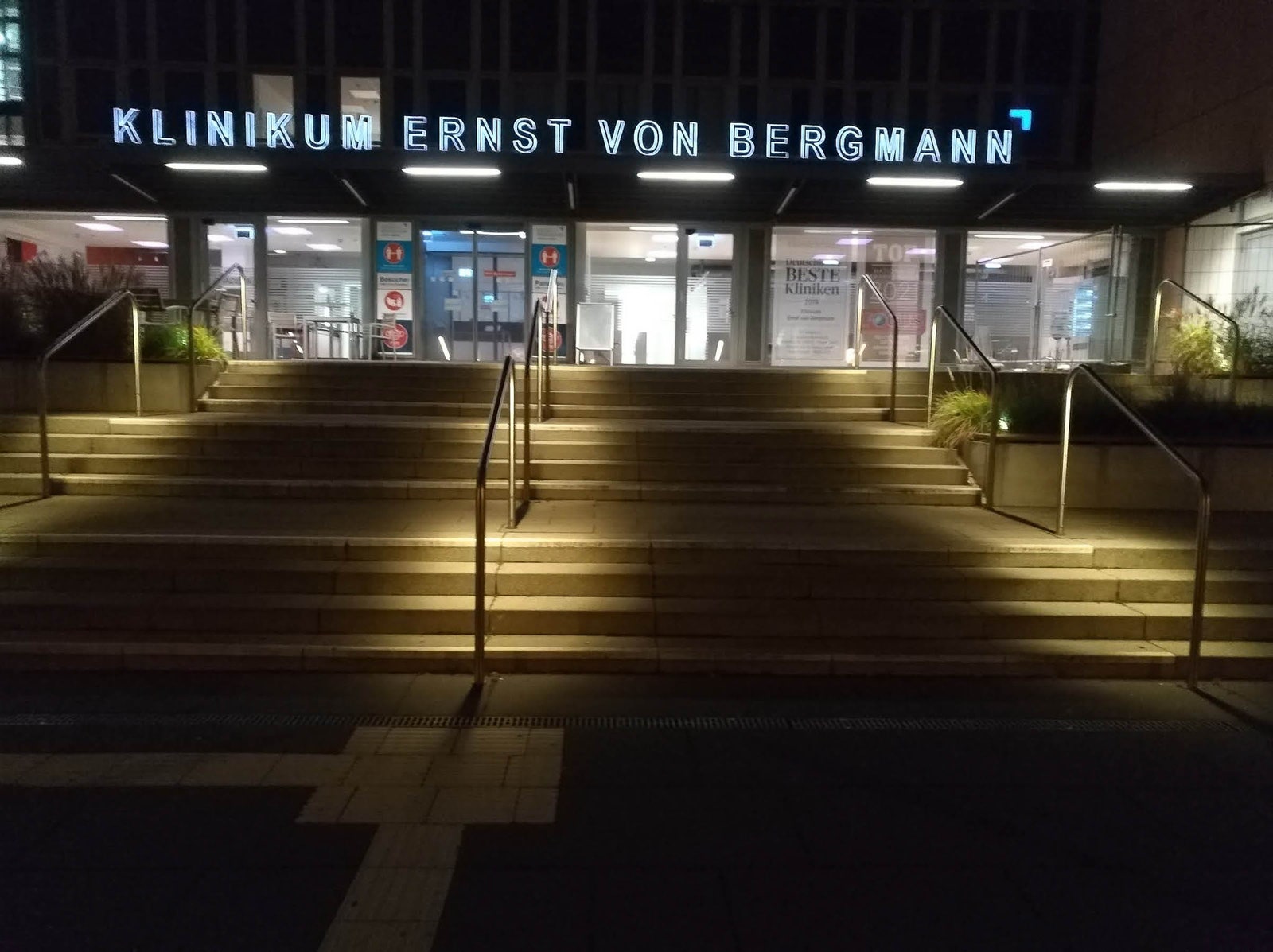 Una escalera al aire libre con luces tenues que la iluminan