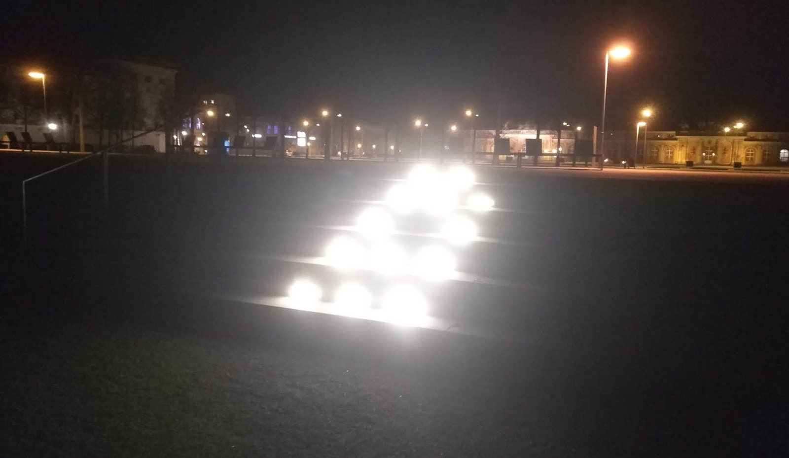 Una escalera exterior iluminada con luces integradas en las propias escaleras