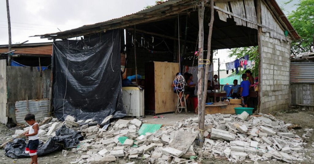 Aftermath of an earthquake in Isla Puna