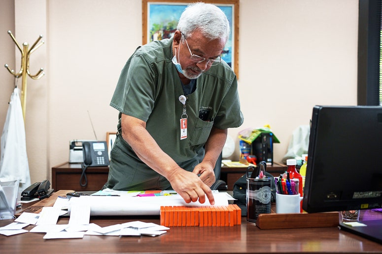 doctor clasificando a través de píldoras anticonceptivas de mifepristona