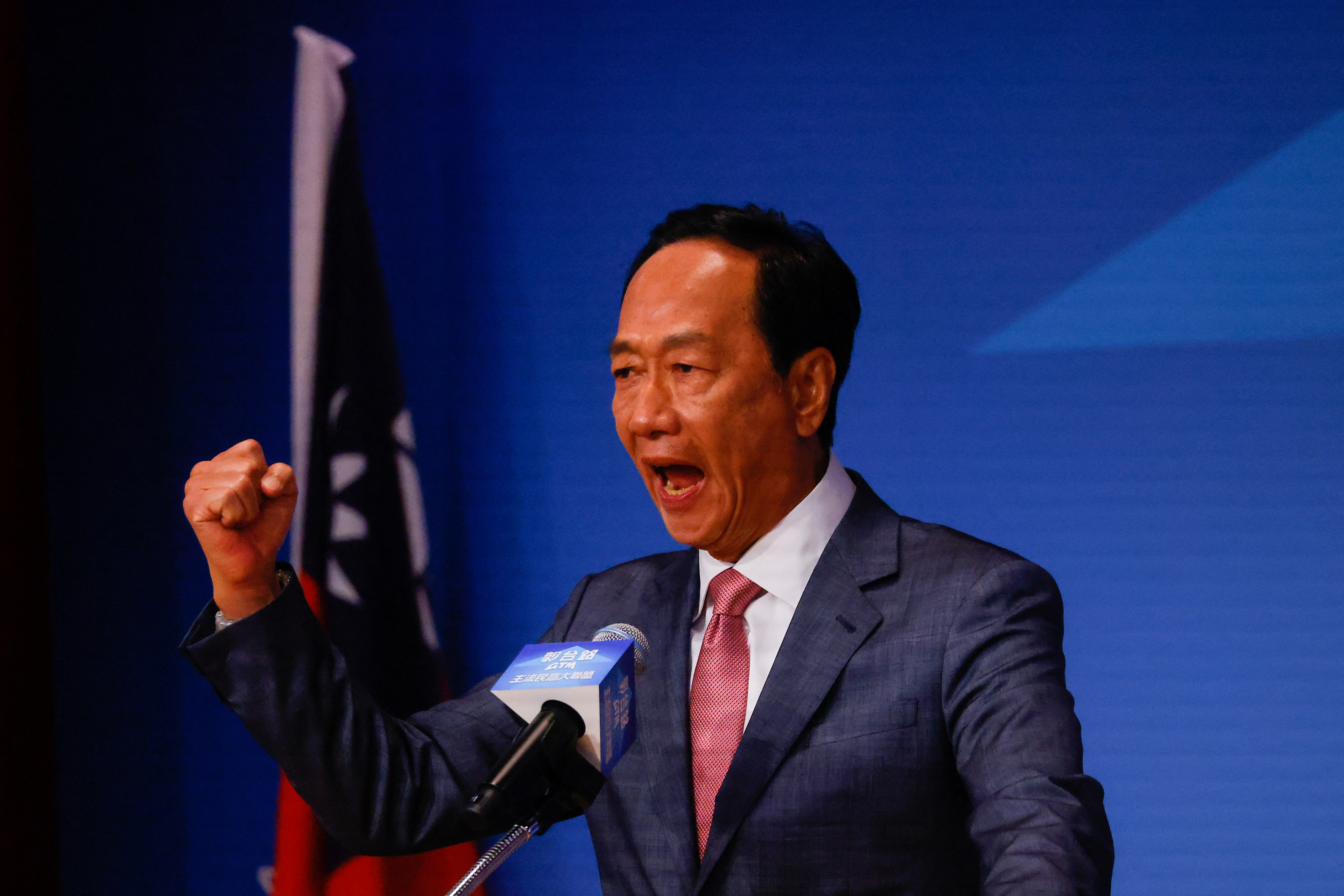 Terry Gou, fundador de Foxconn, anuncia su candidatura a la presidencia de Taiwán durante un evento de prensa en Taipei.