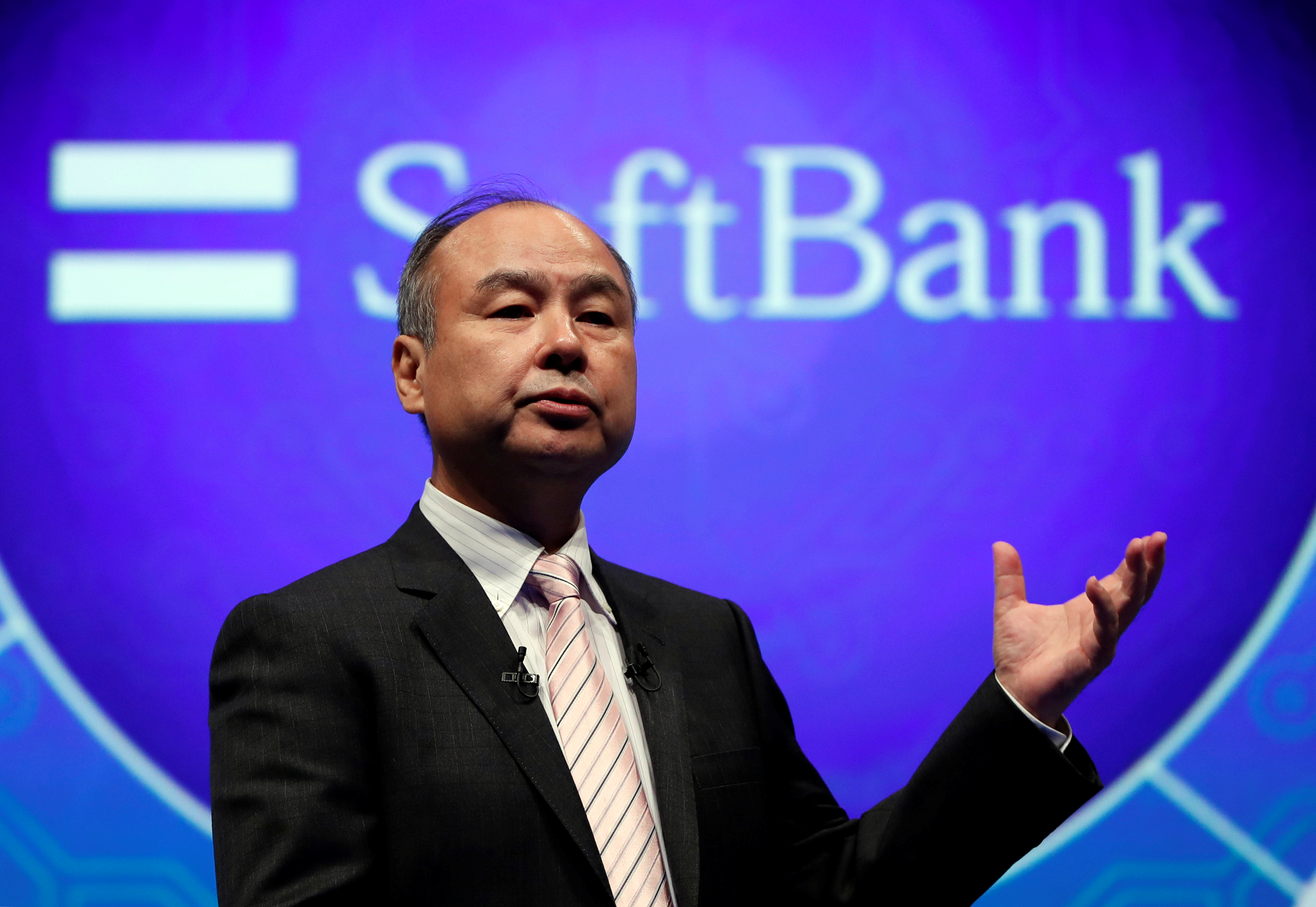 El presidente y director ejecutivo de SoftBank Group Corp, Masayoshi Son, habla durante su conferencia de prensa conjunta con el presidente de Toyota Motor Corp, Akio Toyoda, en Tokio.