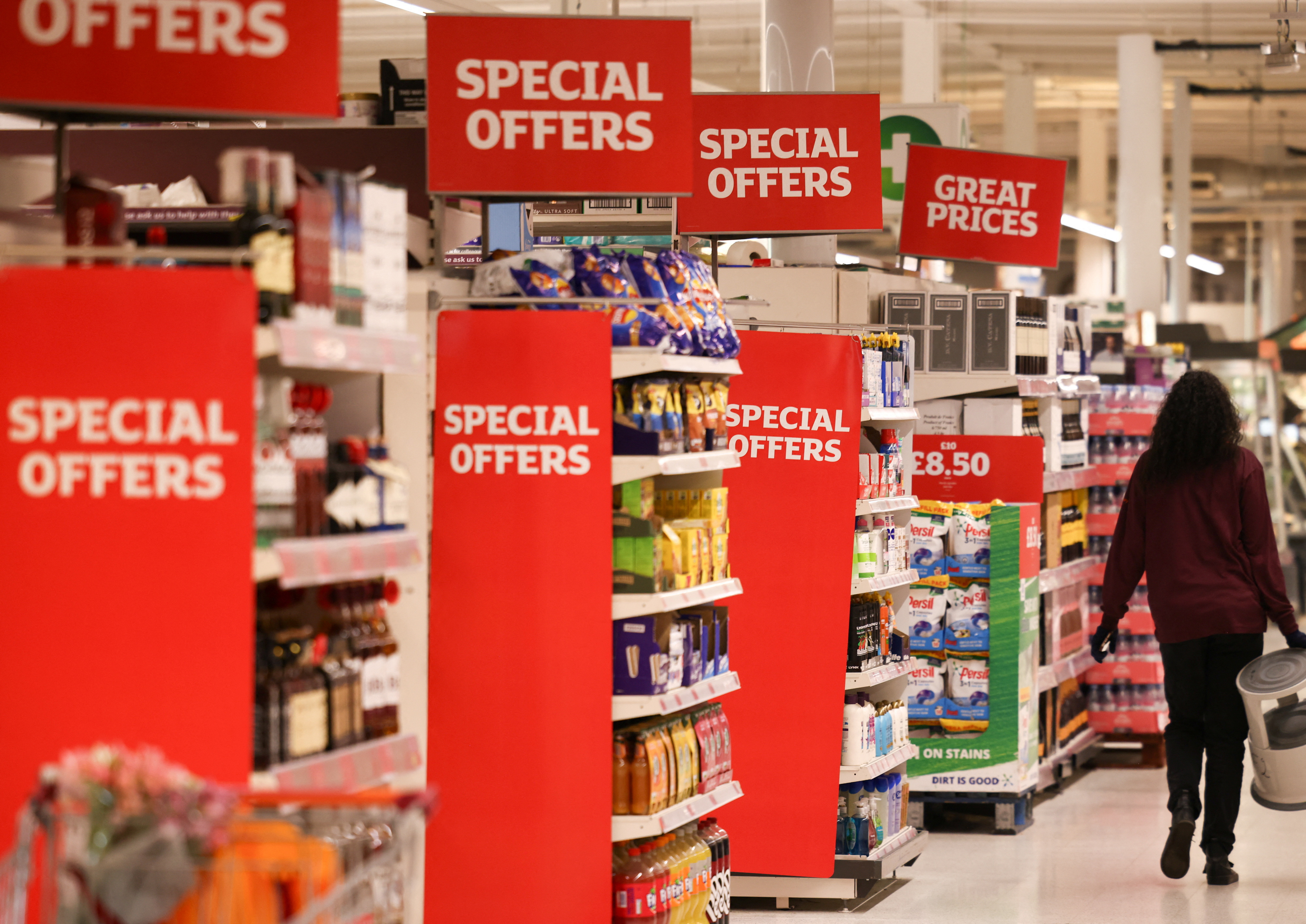 Un empleado camina dentro de un supermercado Sainsbury's en Richmond, al oeste de Londres.