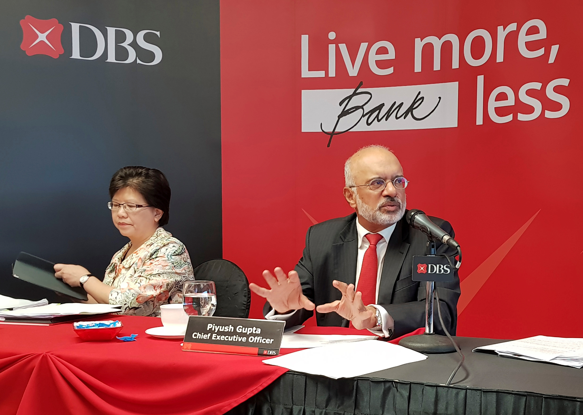 El director ejecutivo de DBS, Piyush Gupta, habla durante el anuncio de ganancias en Singapur