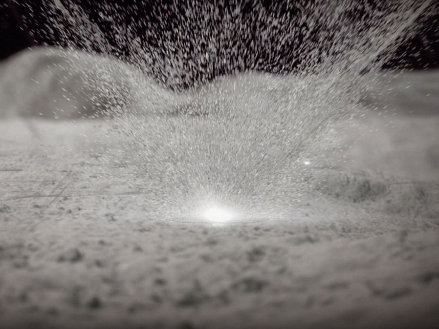 Impresión artística del impacto en la luna.  El polvo salta hacia arriba.