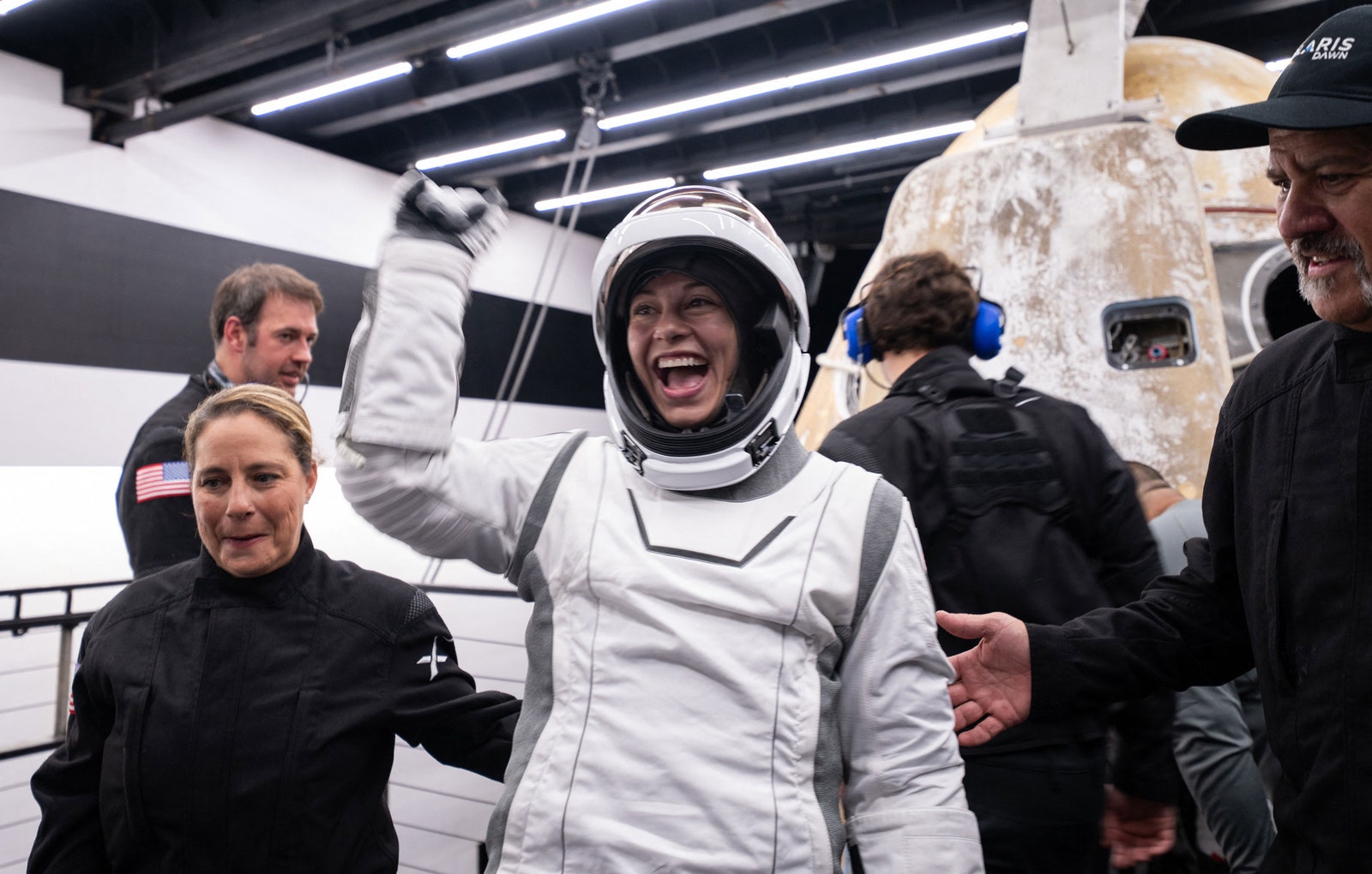 La imagen puede contener Casco Ropa Sombrero Persona adulta Electrónica Auriculares Guante y Astronauta