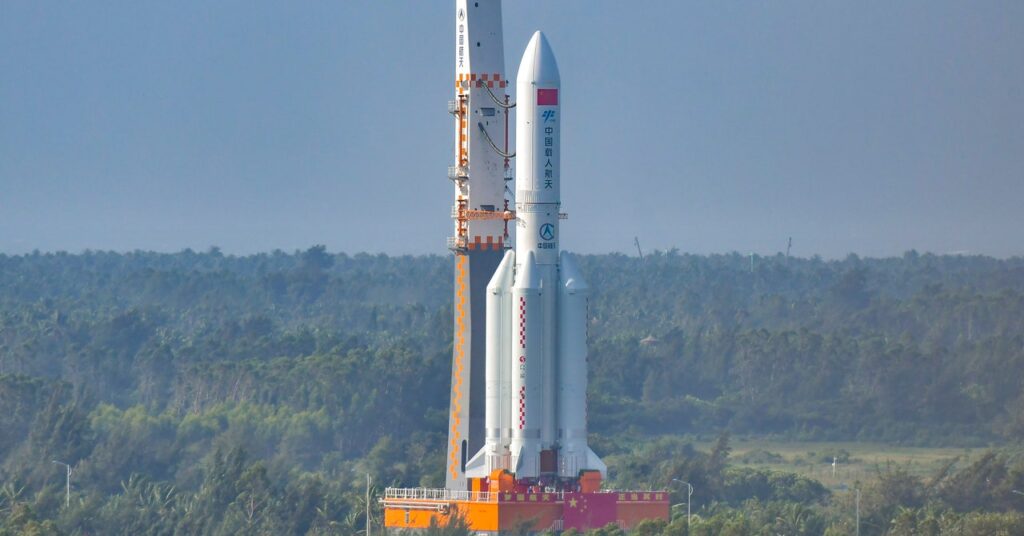 El nuevo cohete de carga pesada de China se parece mucho a la nave espacial de SpaceX